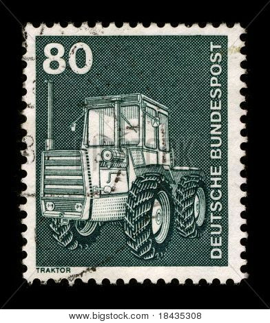Tyskland - CIRCA 1981: Et stempel dedikeret til traktoren er et køretøj, der er specielt designet til 