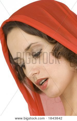 Hermosa morena en pañuelo de cabeza roja, mirando tímidamente