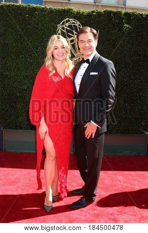 LOS ANGELES - APR 30:  Daphne Oz, Mehmet Oz at the 44th Daytime Emmy Awards - Arrivals at the Pasadena Civic Auditorium on April 30, 2017 in Pasadena, CA