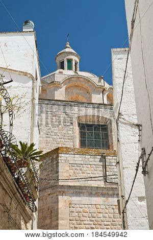 Characteristic alleyway of Locorotondo. Puglia. Southern Italy.