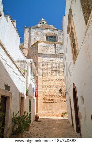 Characteristic alleyway of Locorotondo. Puglia. Southern Italy.