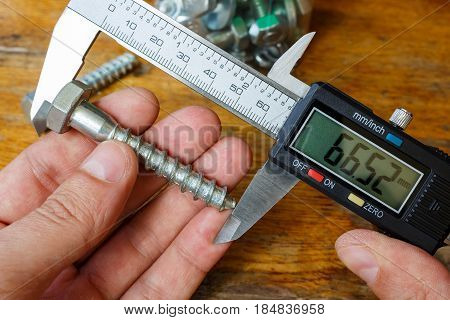 Measuring the length of a bolt with a digital caliper