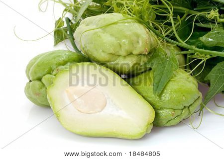 Intere e a fette Chayote verdure isolate su con con pianta in background