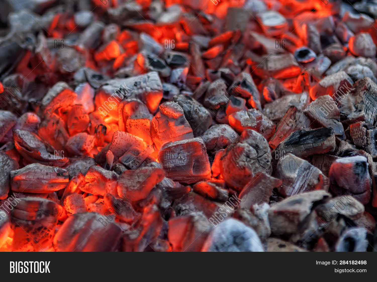 угли красные можно ли закрывать. уголь в печи. Fire каменный уголь. угли тлеют. красные угли в барбекю.