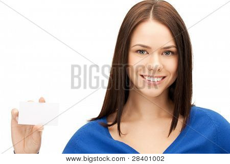 photo brillant d'une femme confiante avec carte d'affaire