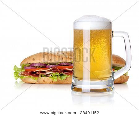 Koude pils glas en lange sandwich. Geïsoleerd op witte achtergrond