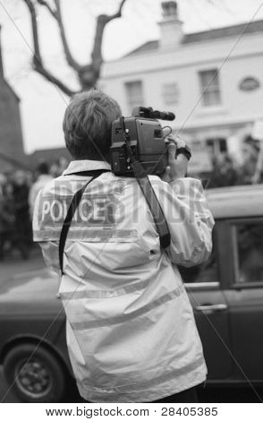 TENTERDEN, Anglie - prosinec 26: Policejní důstojník filmy proti lovu demonstranti na Boxing Day Seznamte