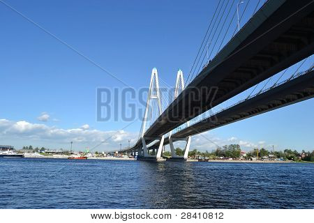 สะพานที่ค้ำยันสายใน St.Petersburg