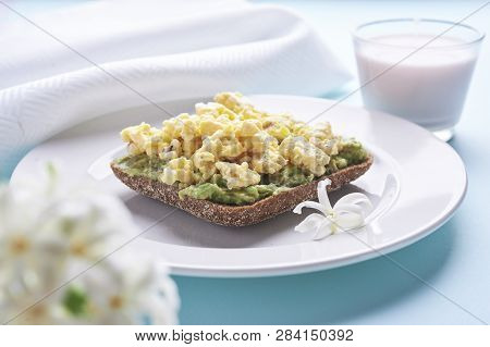 Sandwich With Scrumble Egg And  An Avocado