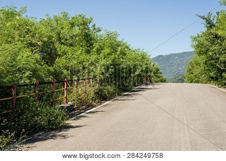 road with nobody at countryside in the daytime