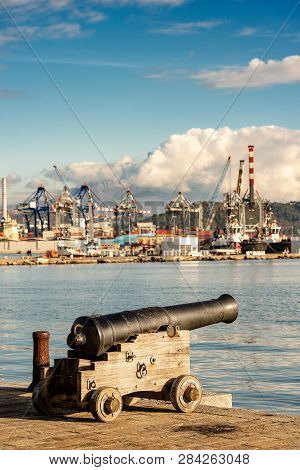 Ancient Naval Cannon (1819) In The Port Of La Spezia - Liguria - Italy - Europe