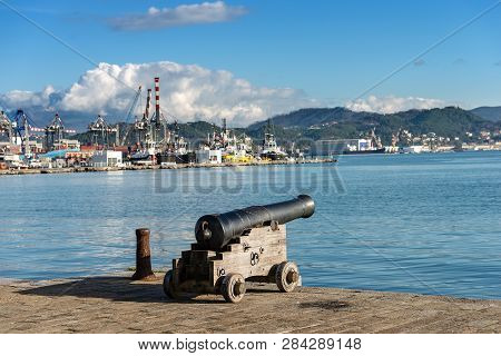 Ancient Naval Cannon (1819) In The Port Of La Spezia - Liguria - Italy - Europe