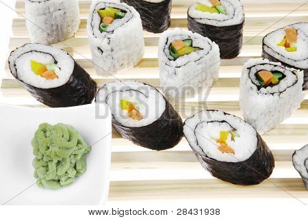 Roll mit Gurke, Frischkäse mit rohen Thunfisch und Lachs im Inneren. auf dem hölzernen Rost. isoliert wh
