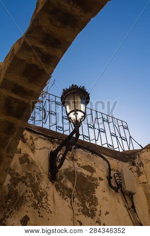 Classic Shape Of A Street Lamp - Lantern, As An European Heritage On A Building In Safi, Morocco. En