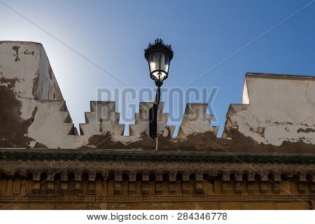 Classic Shape Of A Street Lamp - Lantern, As An European Heritage On A Building In Safi, Morocco. En