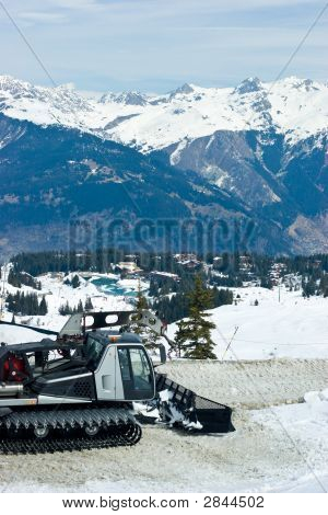 Paesaggio con gatto delle nevi