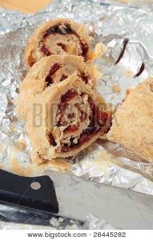 Tradycyjny brytyjski spotted dick łój budyń, plastry z świeżo gotowanych rolki.