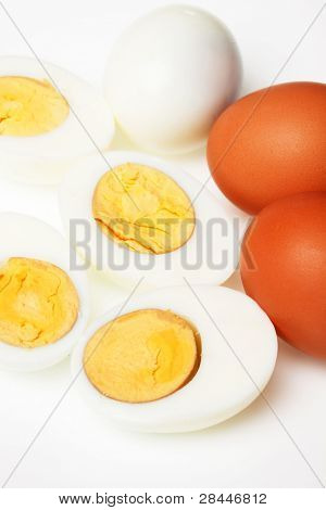 Uova di gallina sode su sfondo bianco