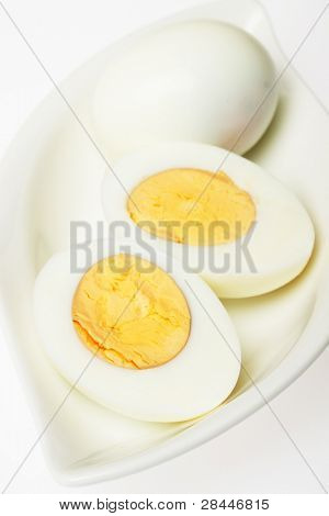 Uova di gallina sode su sfondo bianco