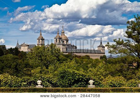 San Lorenzo De El Escorial klooster torenspitsen, Spanje op een zonnige dag