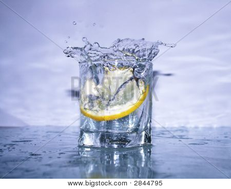 Taze limonata sıçrama