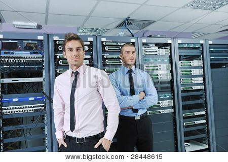 it エンジニア ネットワーク サーバーに人が問題を解決するルームし、助けを与える若いビジネスのグループと