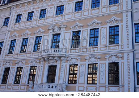 The Baroque-style Building With Decorative Legs Is Suitable As A Background