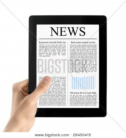 Mano sostiene Tablet Pc con noticias aisladas