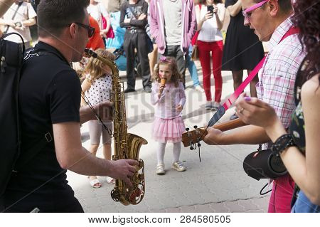 Street Music For The Holiday