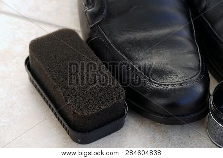 Painted Black Leather Shoes, Shoe Polishing Sponge, Shoes Polish,a Man Is Painting Shoes, Black Shoe
