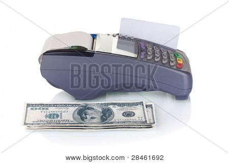 Bank terminal, kreditkort og penge isoleret på hvid