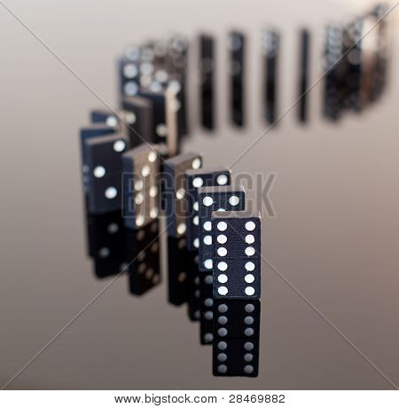 Domino stående på reflekterende overflade