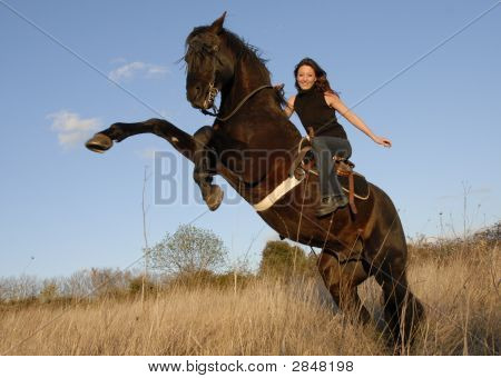 Stejlende hingst og pige