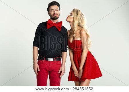 Young Fanny Lovely Couple Posing In Studio