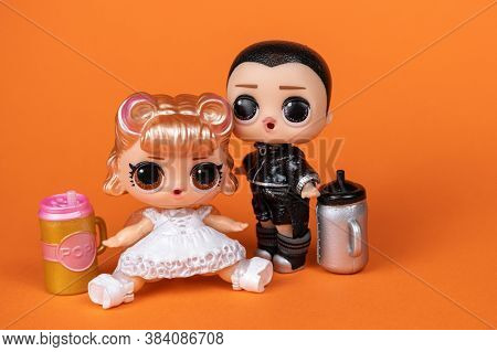 L.o.l. Surprise Supreme Bffs Limited Edition 2 Pack With The Bride And Groom On An Orange Background