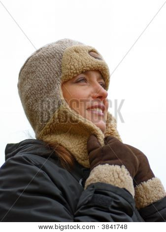 Donna In abiti invernali caldo su sfondo bianco