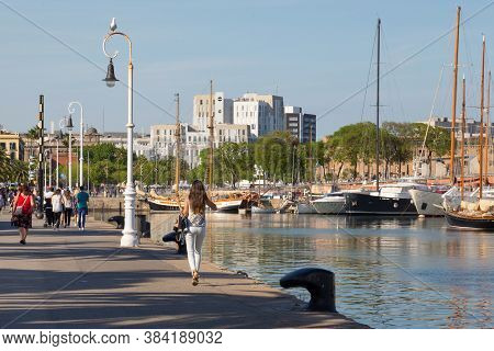 Barcelona, Spain - May 16, 2017: Unknown People Walking On The Moll De Bosch I Alsina Street In Port