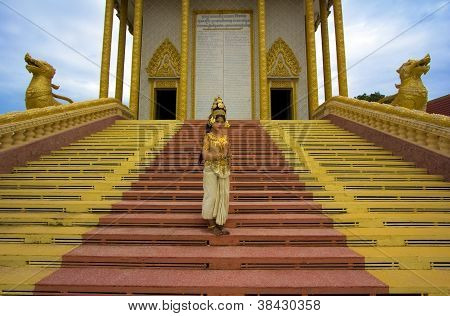 Desempenho de Apsara dançarina no templo