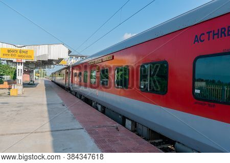 Kandra, West Bengal, India - September 4, 2020; An Empty Express Train Is Standing In A Secluded Rai