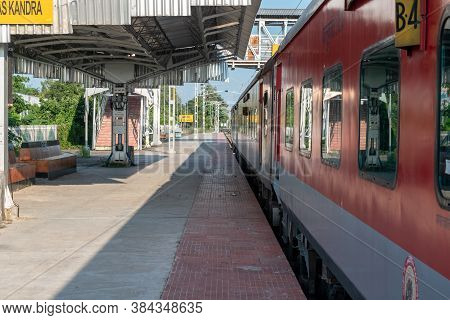 Kandra, West Bengal, India - September 4, 2020; An Empty Express Train Is Standing In A Secluded Rai