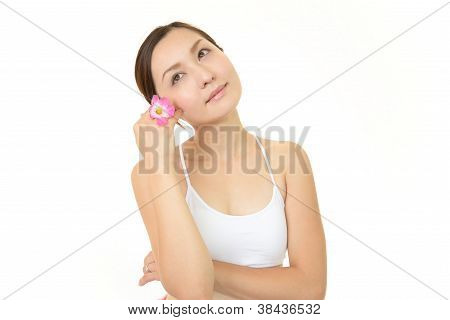 Rilassata donna con fiore