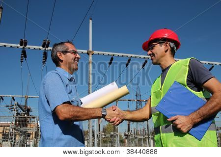 Ingegnere e operaio presso la sottostazione elettrica