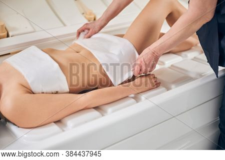 Slimming Body Wraps In Convenient Spa Capsule In The Clinic