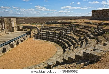 Teatro romano di basamenti di Regina