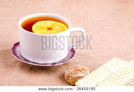 Čaj s citronem a sladké dobroty