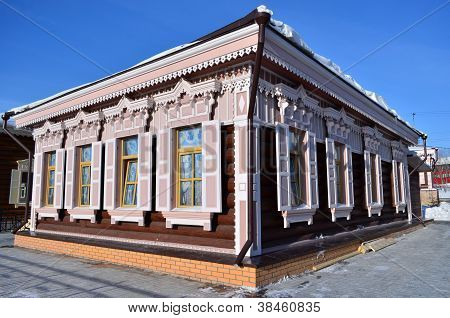 Het houten huis met blinden van het venster in Irkoetsk buitenwijk