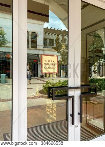 Orlando, Fl/usa - 6/13/20:  The Storefront Of The Tumi Luggage Retail Store At An Outdoor Mall In Or