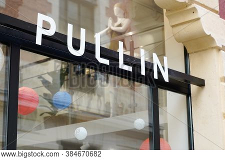 Bordeaux , Aquitaine / France - 09 01 2020 : Pullin Sign And Text Logo Of Retail Store Outlet Fun Bo