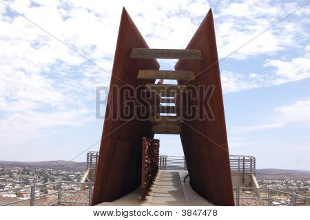 Tepe madenciler Memorial B kırık