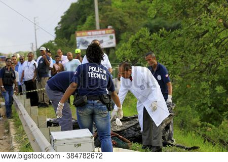 Salvador, Bahia / Brazil - November 19, 2013: Police Investigate The Death Of A Man On The Ba 526 Hi